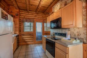 Una cocina o zona de cocina en Great Wolf Cabin in Pigeon Forge!