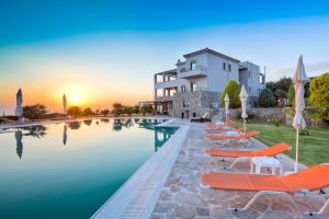 Bazén v ubytovaní Marini Luxury Apartments and Suites alebo v jeho blízkosti