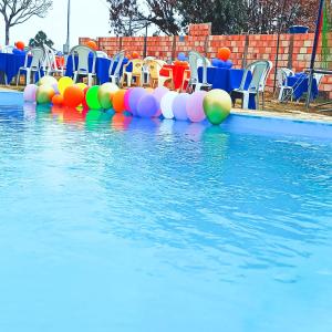 una piscina con un montón de bolas de colores en el agua en Chácara Nilton soares en São José da Barra