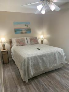 En eller flere senger på et rom på Cozy comfortable & convenient