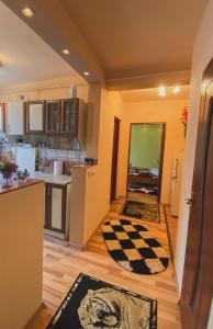 una cocina con alfombra a cuadros en el suelo en Apartament Cristian en Geoagiu Băi