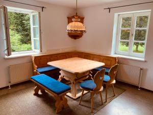 comedor con mesa de madera y sillas en Schöneben Apartment Zollhaus, 