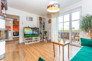 a living room with a couch and a tv at Ferienwohnung Weitblick in Saalfelden am Steinernen Meer