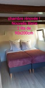 a bed in a room with the wordsampire remove novemberlielieln at Gite du Marché d'Elsa in Kilstett