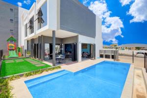 une maison avec une piscine devant dans l'établissement Smart Apartment, à Midrand
