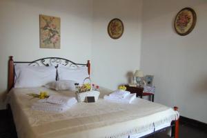 A bed or beds in a room at Villa Strata (a path to Psiloritis mountain)