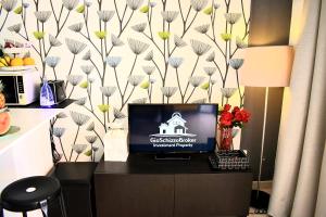 een bureau met een laptop erop bij Charming Sunset View Apt Heater Pool Costa Adeje in Adeje