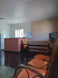 ein Zimmer mit 2 Stühlen und einer Theke in einer Küche in der Unterkunft Casa Arejada, bem localizada para Temporada em Caraguatatuba in Caraguatatuba