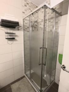 een douche met een glazen deur in een badkamer bij Charming Sunset View Apt Heater Pool Costa Adeje in Adeje +14 foto's