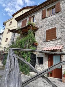 ein Steingebäude mit einem Zaun davor in der Unterkunft Casetta dei sibillini in Fiastra