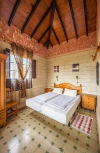 sypialnia z dużym łóżkiem w pokoju w obiekcie Apartment La Gomera II w mieście San Juan de la Rambla