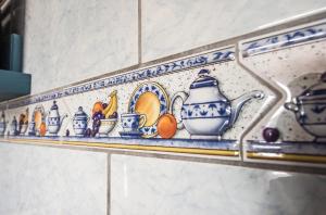 półka z niebiesko-białą porcelaną na ścianie w obiekcie Apartment La Gomera II w mieście San Juan de la Rambla +22 zdjęcia