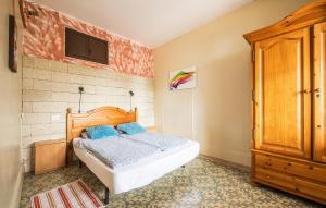 sypialnia z łóżkiem i telewizorem na ścianie w obiekcie Apartment La Gomera II w mieście San Juan de la Rambla