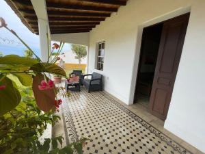 patio z czarno-białą podłogą wyłożoną kafelkami w obiekcie Apartment La Gomera II w mieście San Juan de la Rambla