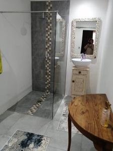 y baño con ducha, lavabo y espejo. en Goedehoop en Welkom