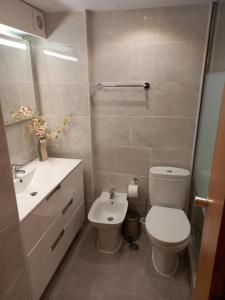 La salle de bains est pourvue de toilettes et d'un lavabo. dans l'établissement Quinta do Lago - Beach,Ténis, Bikes, à Quinta do Lago