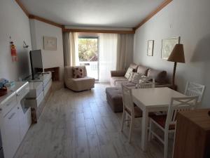 金塔湖的住宿－Quinta do Lago - Beach,Ténis, Bikes，客厅配有沙发和桌子