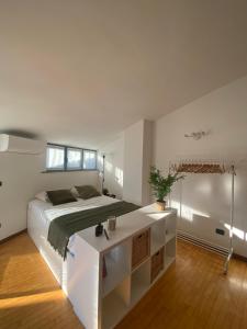 Posteľ alebo postele v izbe v ubytovaní Charming studio next to Fiera with Terrace and parking