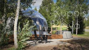 a picnic table and a tent in a garden at Glamping DiDille in Drusti