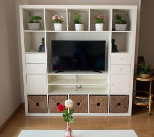 - un centre de divertissement blanc avec une télévision dans le salon dans l'établissement Bermeo y Urdaibai - PARKING-Ascensor - WIFi - tranquilo, à Bermeo