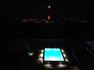 einen Großbildschirm im Dunkeln in der Nacht in der Unterkunft Aurora dell'Etna in Zafferana Etnea