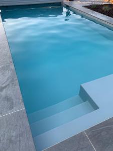 Bazén v ubytování Le Clos d’Azel - Le gîte du cocher avec piscine nebo v jeho okolí