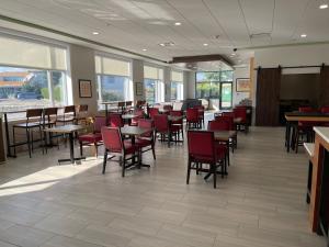 Restoran atau tempat lain untuk makan di Holiday Inn Express & Suites - Gatineau - Ottawa, an IHG Hotel