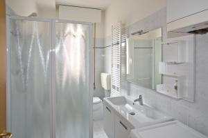 リド・ディ・イエゾロにあるVilla Hannaのバスルーム(シャワー、洗面台、トイレ付)