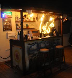 eine Bar mit zwei Hockern vor einer Theke in der Unterkunft La casa di Luna in San Benedetto del Tronto