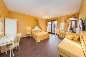 a hotel room with two beds and two lamps at La Veneziana Boutique Rooms in Venice