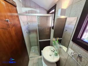 a bathroom with a shower and a sink and a toilet at Studio Home Office - Nova Petrópolis in Nova Petrópolis