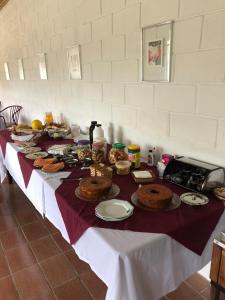una mesa llena de comida en la parte superior en Pousada Pedacinho do Céu -Chalé Familia, en Cunha
