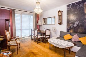 een woonkamer met een bank en een tafel bij Apartament Dębnicki WAWELOFTS in Krakau