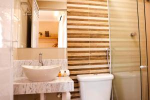 a bathroom with a sink and a toilet at Maravista Flats in Prea