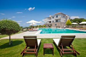 Bazén v ubytovaní Marini Luxury Apartments and Suites alebo v jeho blízkosti