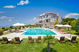 Bazén v ubytovaní Marini Luxury Apartments and Suites alebo v jeho blízkosti