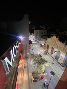 an overhead view of a city street at night at Sobre 25 de mayo a la par de McDonald's y Mostaza (3er piso por escalera) in San Miguel de Tucumán