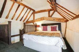 מיטה או מיטות בחדר ב-Kings Arms Hotel