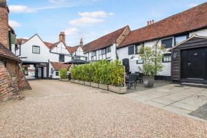 a courtyard of a house with white buildings at Kings Arms Hotel in Amersham