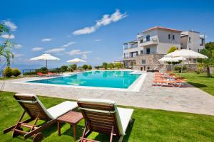 Bazén v ubytovaní Marini Luxury Apartments and Suites alebo v jeho blízkosti