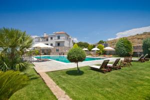 Bazén v ubytovaní Marini Luxury Apartments and Suites alebo v jeho blízkosti