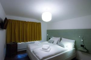 Villa Lucia appartamento Fiore في بادولا: غرفة نوم عليها سرير وفوط