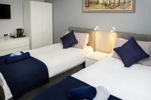 A bed or beds in a room at St Andrews Guest House 