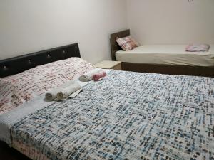 1 dormitorio con 1 cama con toallas en Zeytinada Pansiyon ve Gözleme, en Güney