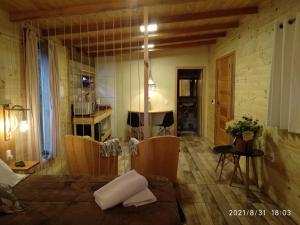 Kleines Zimmer mit einem Bett und einer Küche in der Unterkunft Rancho do Xaxim - Gramado in Gramado