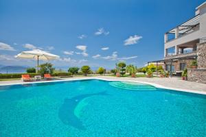 Bazén v ubytovaní Marini Luxury Apartments and Suites alebo v jeho blízkosti