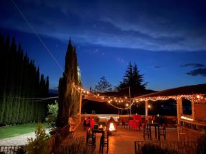 una carpa con luces, mesas y sillas por la noche en Hotel Boutique Calderon, en Huasca de Ocampo