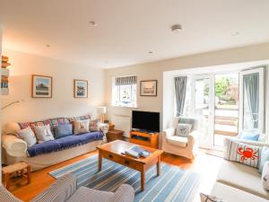 a living room with a couch and a tv at Kinsale in Broadstairs
