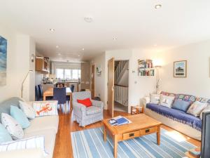 uma sala de estar com um sofá e uma mesa em Kinsale em Broadstairs