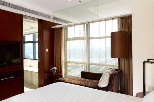 A bed or beds in a room at Radisson Blu Hotel Liuzhou